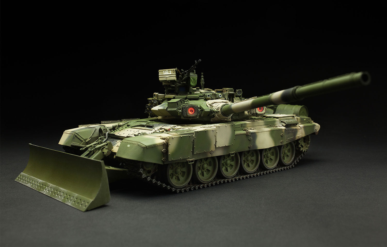 Meng: 1/35 Russian Main Battle Tank T-90 W/TBS-86 Tank Dozer