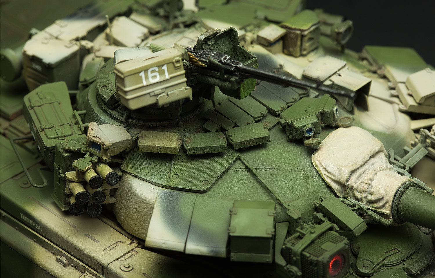 Meng: 1/35 Russian Main Battle Tank T-90 W/TBS-86 Tank Dozer