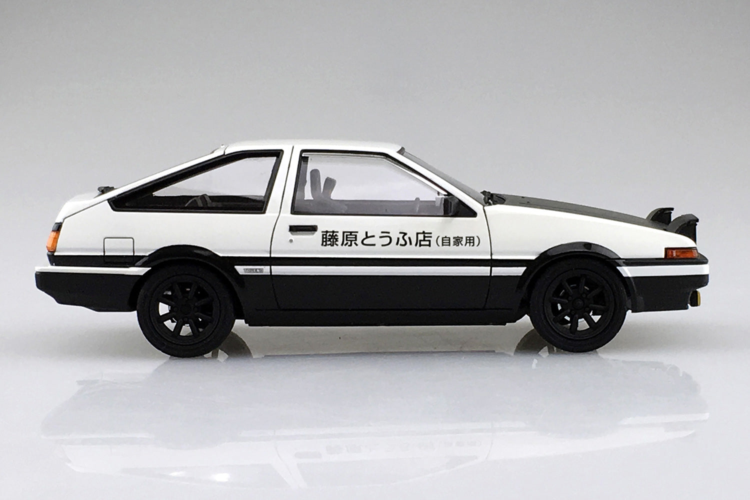 Aoshima: 1/24 Initial D Toyota Fujiwara Takumi AE86 Trueno Project-D Ver.